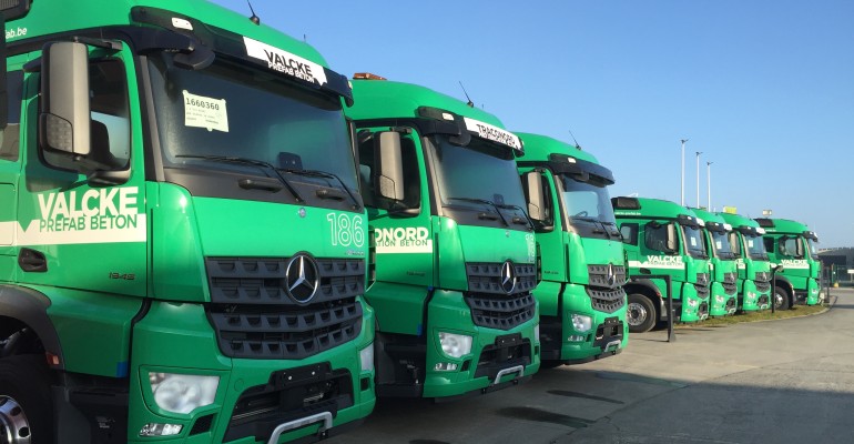 Mercedes trekker Arocs versterkt Transportvloot Valcke Prefab Beton